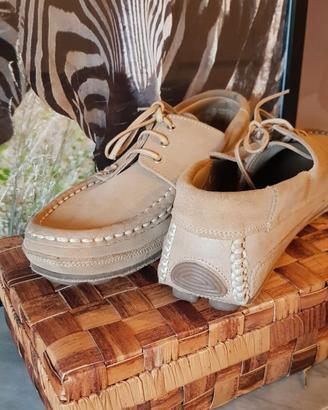 Scarpe mocassino uomo in pelle scamosciata.