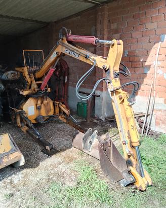 Escavatore ICAR BAZZOLI B6 per trattore agricolo.