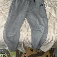 pantaloni nike tech grigi