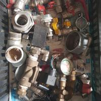 Cassetta con raccorderia idraulica e valvole