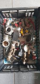 Cassetta con raccorderia idraulica e valvole