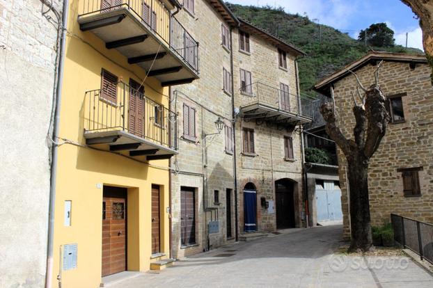 PALAZZINA A SCHEGGIA E PASCELUPO