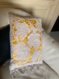 Cuscino in lino e ricami