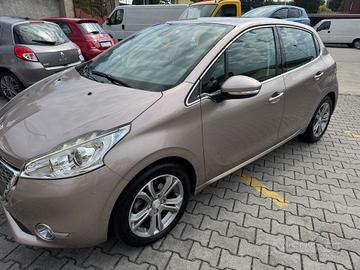 Peugeot 208 1.4 e-HDi 92 CV 5 porte neopatentati