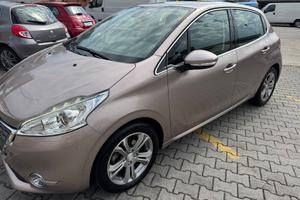 Peugeot 208 1.4 e-HDi 92 CV 5 porte neopatentati