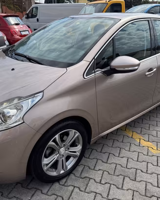 Peugeot 208 1.4 e-HDi 92 CV 5 porte neopatentati