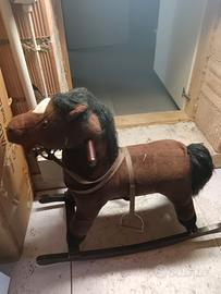 cavallo peluche a dondolo