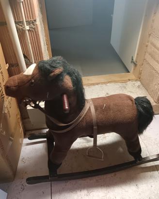 cavallo peluche a dondolo