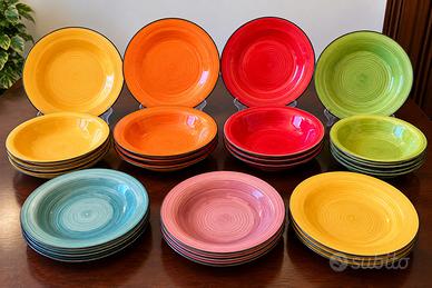 Set di circa 15 piatti colorati piani e fondi