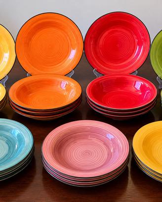 Set di circa 15 piatti colorati piani e fondi