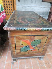 antica  cassettiera tirolese.