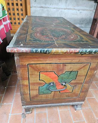antica  cassettiera tirolese.