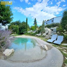 VILLA BIFAMILIARE CON PISCINA E TERRENO - Teramo