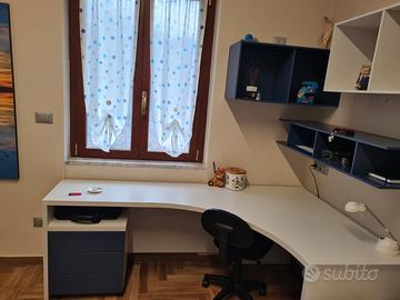 Scrivania e cubotti pensili portalibri