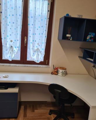 Scrivania e cubotti pensili portalibri