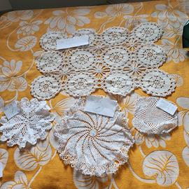  un set di centrini grandi e piccoli 