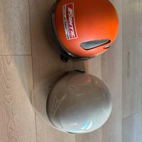 Due caschi moto piu aggiunta