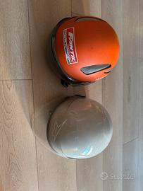Due caschi moto piu aggiunta