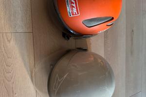 Due caschi moto piu aggiunta