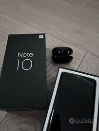 Xiaomi Mi Note 10 con auricolari