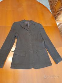 Giacca da donna colore castano.