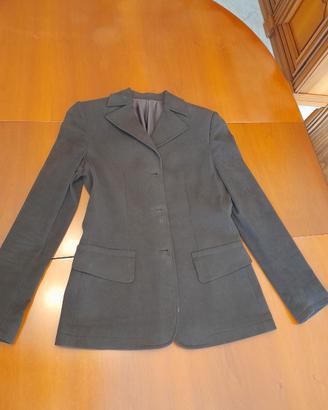 Giacca da donna colore castano.