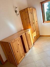 Completo: 2 armadi + comodino in legno massello