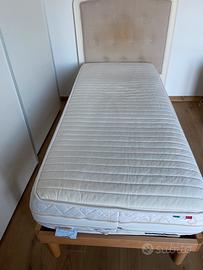 Letto con rete a doghe e testata