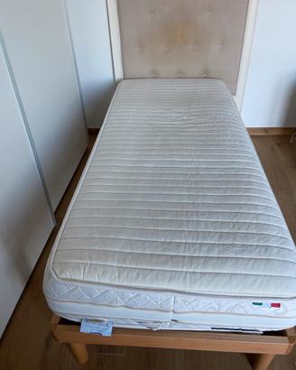 Letto con rete a doghe e testata
