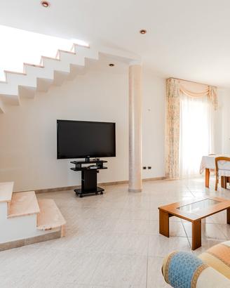 Casa indipendente bilivelli con cortile carrabile