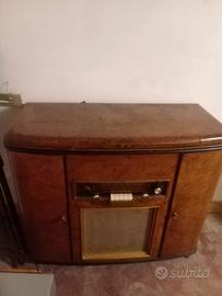 giradischi e radio con mobile vintage 