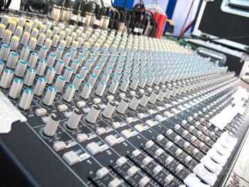 Mixer audio Behringer Eurodesk MX3282A +flightcase