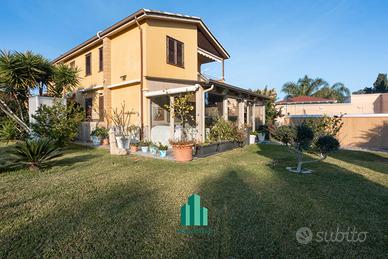 Esclusivo 3 vani in villa con terreno e piscina