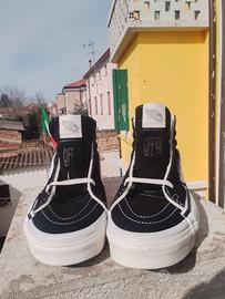 Vans, modello alto. nere e bianche. num. 40,5