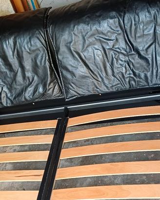 Letto matrimoniale in legno.
