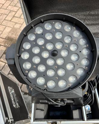 6 teste mobili LED wash 36x18W con flight case