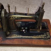 Macchina da cucire antica