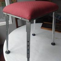 sgabello vintage con seduta morbida e regolabile