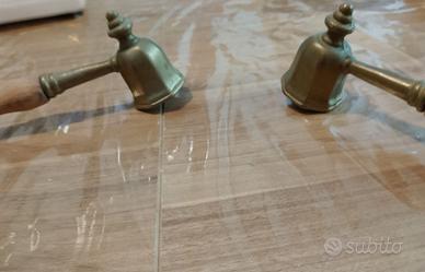 Coppia di eleganti spegnicandela vintage in ottone