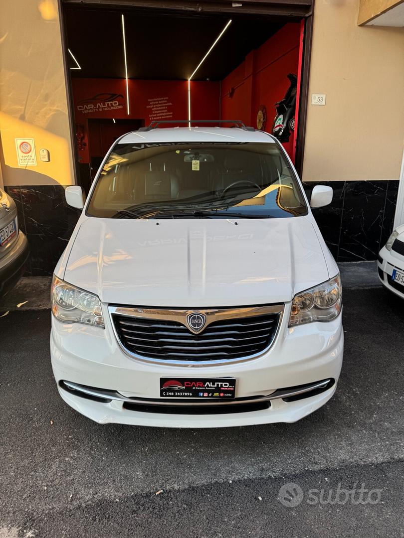 Lancia Voyager 2015 photo 2