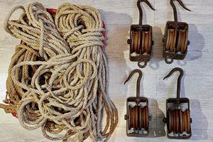 2Paranchi (o bozzelli) composti da 4Carrucole