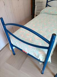 2 letti in acciaio blu 
