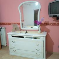 comò bianco anni 90 con specchio.   euro 