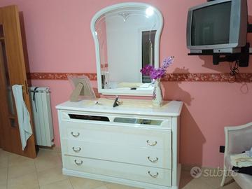 comò bianco anni 90 con specchio.   euro 