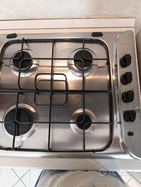 piano cottura Indesit 4 fuochi