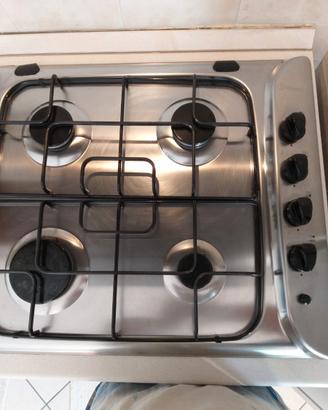 piano cottura Indesit 4 fuochi
