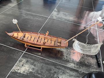 Barca in legno fatta a mano