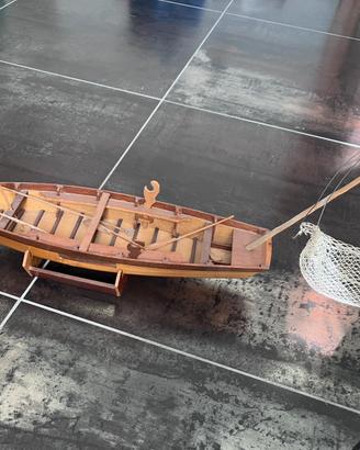 Barca in legno fatta a mano