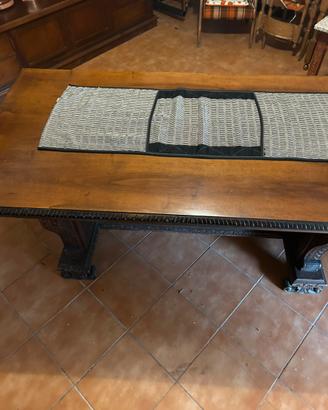 Tavolo in legno inciso a mano