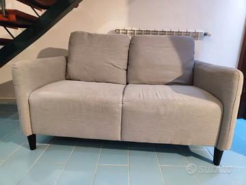 Divano a due posti Ikea, disponibile fino al 17/02
